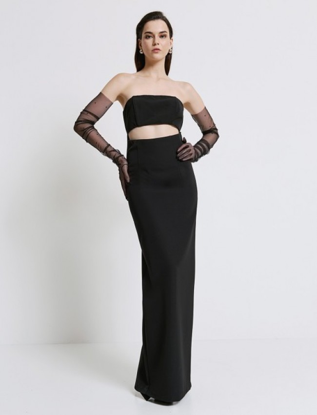 Μαύρο strapless maxi φόρεμα, σε ίσια γραμμή, με άνοιγμα κάτω απο το μπούστο και μεγάλο σκίσιμο πίσω στο τελείωμα Aceess  