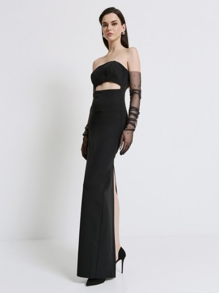 Μαύρο strapless maxi φόρεμα, σε ίσια γραμμή, με άνοιγμα κάτω απο το μπούστο και μεγάλο σκίσιμο πίσω στο τελείωμα Aceess  