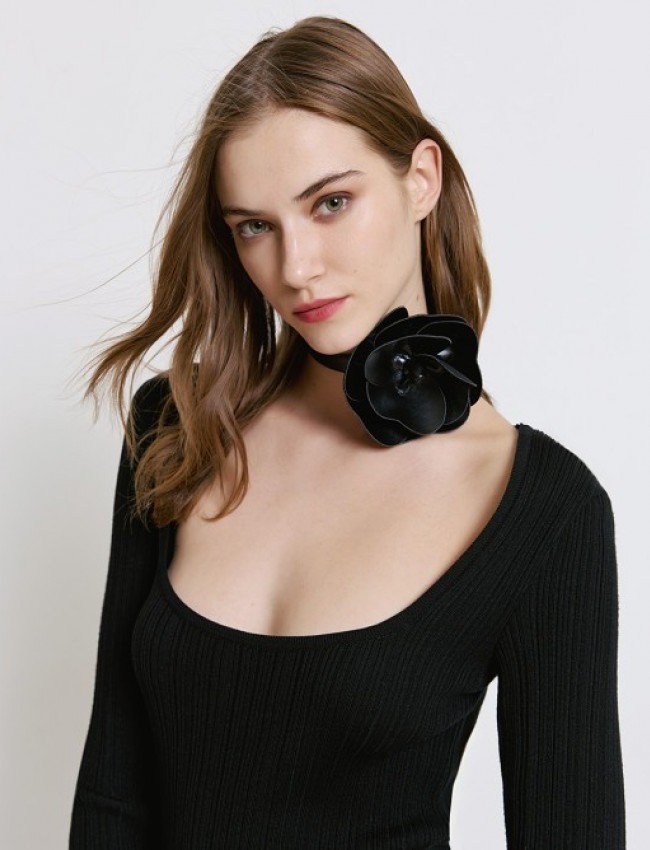 Μαύρο faux-leather chocker,με αποσπώμενο λουλούδι και ρυθμιζόμενο κούμπωμα Access 
