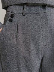 Ψαροκόκκαλο γκρι ψηλόμεσο παντελόνι αστραγάλου, με διπλές μπροστινές πιέτες, πλαϊνές τσέπες με κουμπιά κλείσιμο και ρεβέρ στον ποδόγυρο Αccess