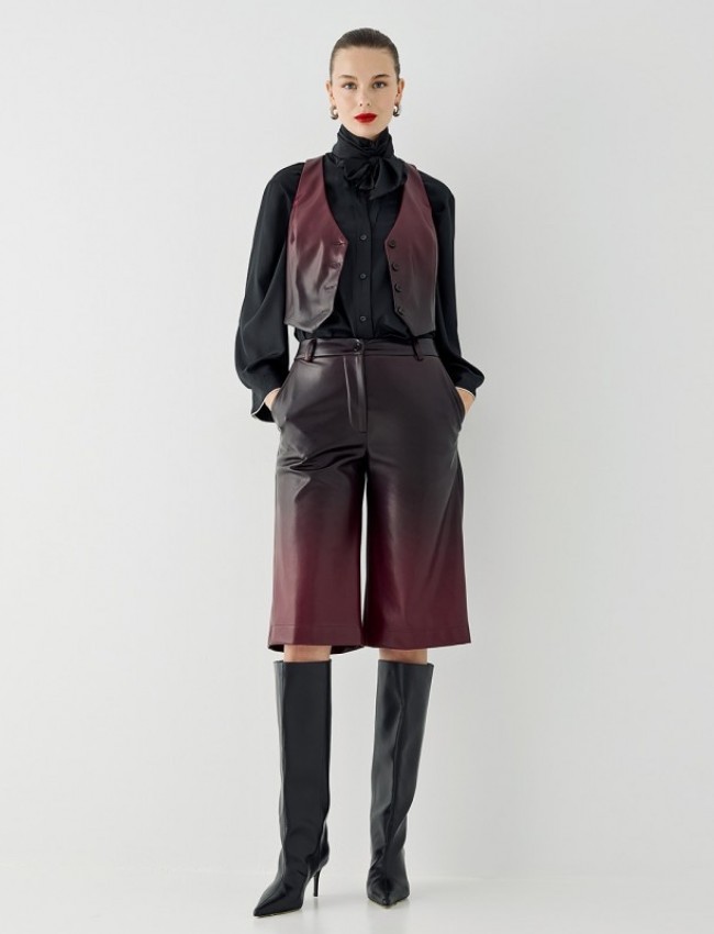 Μπορντώ ψηλόμεση dégrade faux-leather βερμούδα σε ίσια γραμμή, πλαινές τσέπες και κλείσιμο με κρυφό φερμουάρ και κουμπί Access 