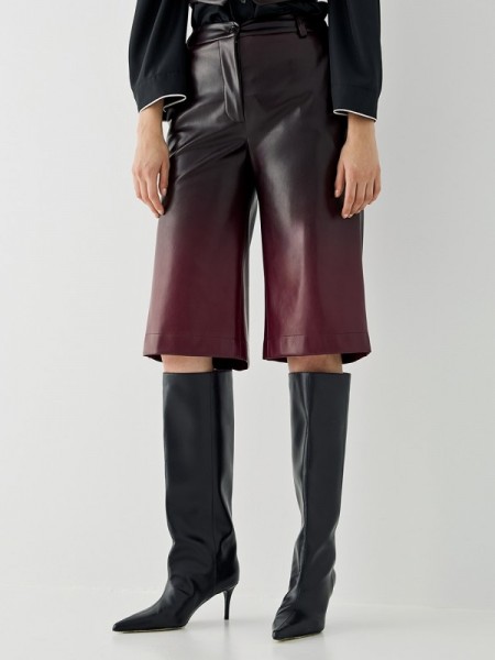 Μπορντώ ψηλόμεση dégrade faux-leather βερμούδα σε ίσια γραμμή, πλαινές τσέπες και κλείσιμο με κρυφό φερμουάρ και κουμπί Access 