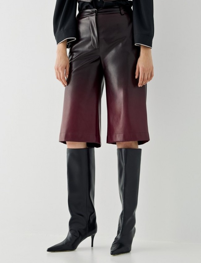 Μπορντώ ψηλόμεση dégrade faux-leather βερμούδα σε ίσια γραμμή, πλαινές τσέπες και κλείσιμο με κρυφό φερμουάρ και κουμπί Access 