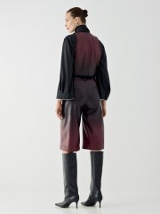Μπορντώ ψηλόμεση dégrade faux-leather βερμούδα σε ίσια γραμμή, πλαινές τσέπες και κλείσιμο με κρυφό φερμουάρ και κουμπί Access 