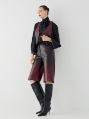 Μπορντώ ψηλόμεση dégrade faux-leather βερμούδα σε ίσια γραμμή, πλαινές τσέπες και κλείσιμο με κρυφό φερμουάρ και κουμπί Access 
