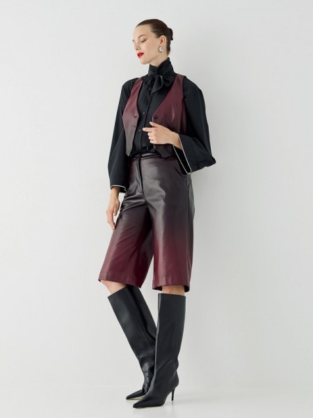 Μπορντώ ψηλόμεση dégrade faux-leather βερμούδα σε ίσια γραμμή, πλαινές τσέπες και κλείσιμο με κρυφό φερμουάρ και κουμπί Access 