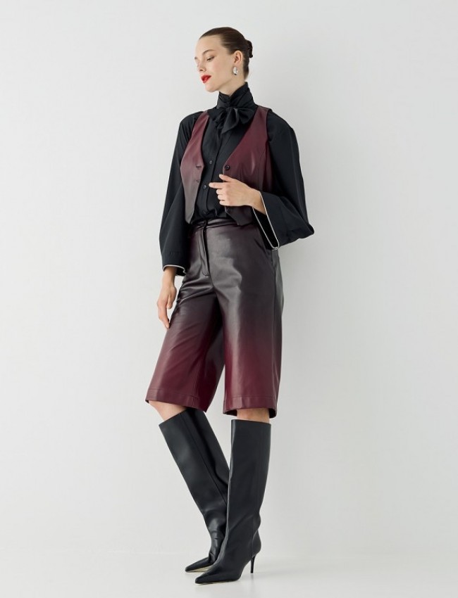 Μπορντώ ψηλόμεση dégrade faux-leather βερμούδα σε ίσια γραμμή, πλαινές τσέπες και κλείσιμο με κρυφό φερμουάρ και κουμπί Access 