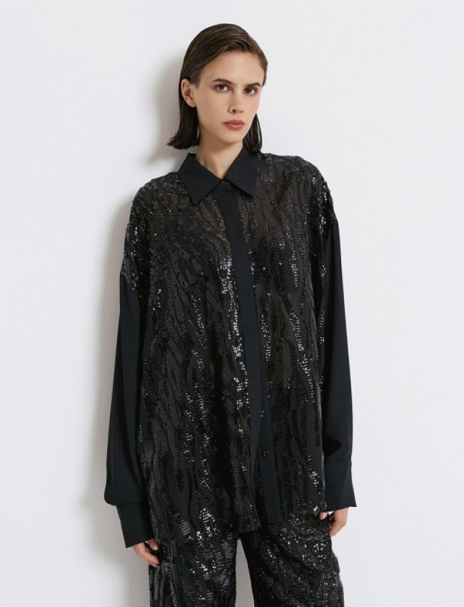 Μαύρο μακρυμάνικο oversized πουκάμισο από μουσελίνα με μαύρες παγιέτες στο μπροστινό μέρος και κρυφό κλείσιμο με κουμπιά μπροστά Access 