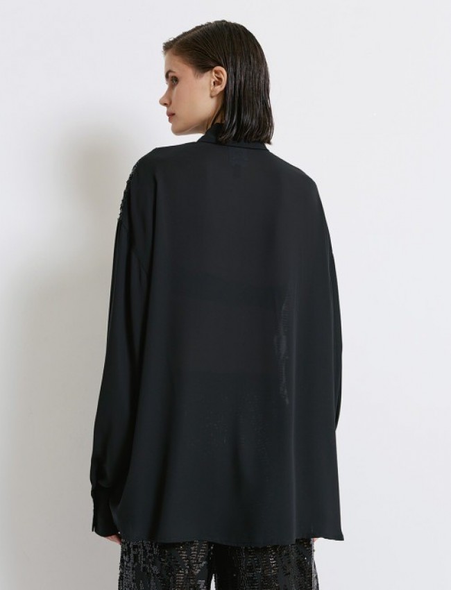 Μαύρο μακρυμάνικο oversized πουκάμισο από μουσελίνα με μαύρες παγιέτες στο μπροστινό μέρος και κρυφό κλείσιμο με κουμπιά μπροστά Access 