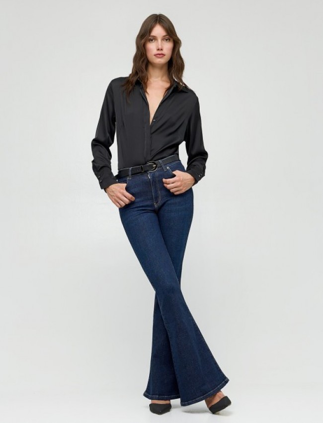 Blue jean ψηλόμεσο ελαστικό παντελόνι καμπάνα, χωρίς ξεβάμματα, τετράγωνες τσέπες πίσω και κλείσιμο με κρυφό φερμουάρ και κουμπί μπροστά Access 