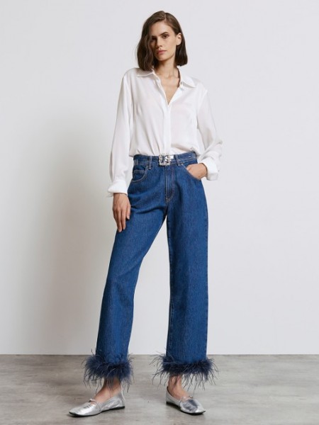 Blue jean ψηλόμεσο σταθερό παντελόνι με τετράγωνες τσέπες πίσω και πούπουλα στο τελείωμα Access