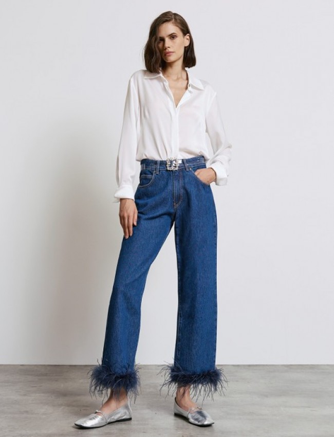 Blue jean ψηλόμεσο σταθερό παντελόνι με τετράγωνες τσέπες πίσω και πούπουλα στο τελείωμα Access