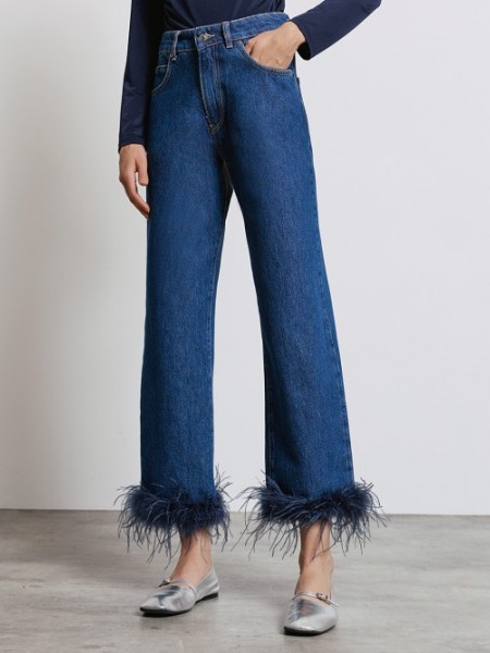 Blue jean ψηλόμεσο σταθερό παντελόνι με τετράγωνες τσέπες πίσω και πούπουλα στο τελείωμα Access