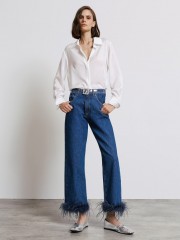 Blue jean ψηλόμεσο σταθερό παντελόνι με τετράγωνες τσέπες πίσω και πούπουλα στο τελείωμα Access