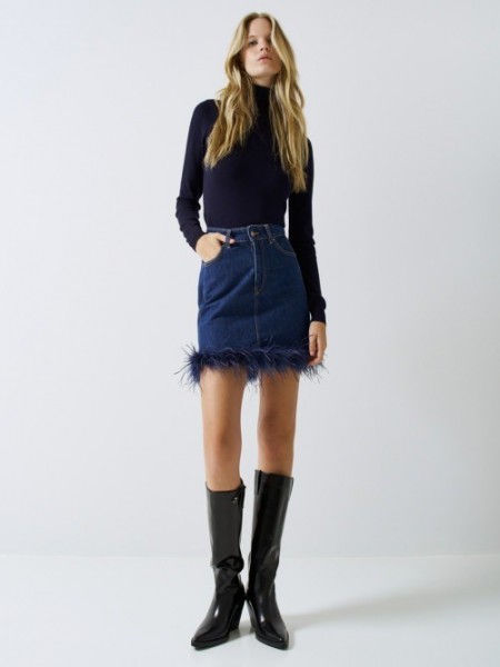 Blue jean κοντή φούστα, με ταμπά διακοσμητικά γαζιά, τετράγωνες τσέπες πίσω, στρογγυλεμένες μπροστινές τσέπες, μπλε πούπουλα στο τελείωμα και κλείσιμο με κουμπί και κρυφό φερμουάρ μπροστά Access