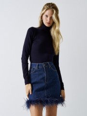 Blue jean κοντή φούστα, με ταμπά διακοσμητικά γαζιά, τετράγωνες τσέπες πίσω, στρογγυλεμένες μπροστινές τσέπες, μπλε πούπουλα στο τελείωμα και κλείσιμο με κουμπί και κρυφό φερμουάρ μπροστά Access
