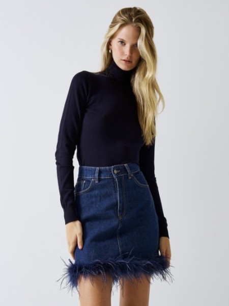Blue jean κοντή φούστα, με ταμπά διακοσμητικά γαζιά, τετράγωνες τσέπες πίσω, στρογγυλεμένες μπροστινές τσέπες, μπλε πούπουλα στο τελείωμα και κλείσιμο με κουμπί και κρυφό φερμουάρ μπροστά Access