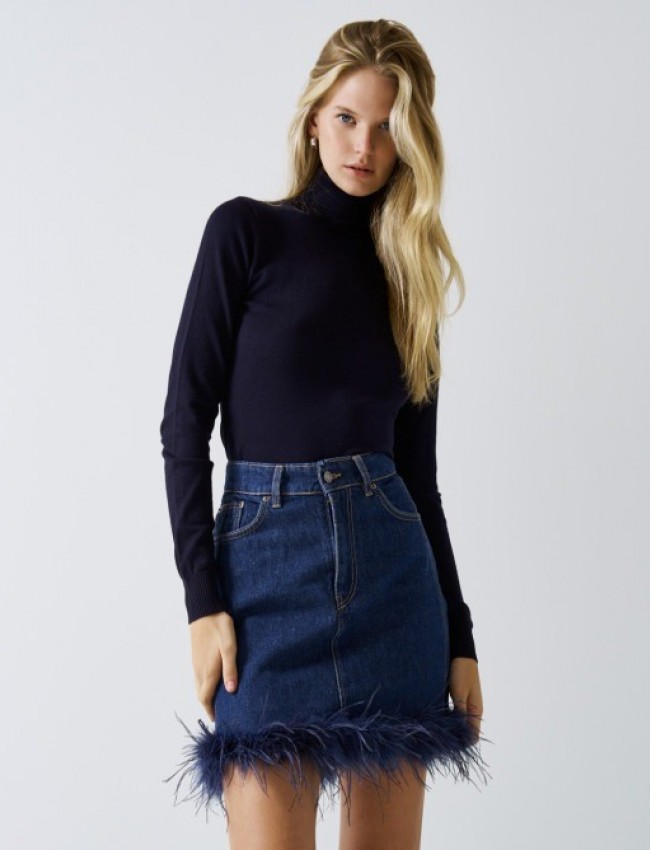 Blue jean κοντή φούστα, με ταμπά διακοσμητικά γαζιά, τετράγωνες τσέπες πίσω, στρογγυλεμένες μπροστινές τσέπες, μπλε πούπουλα στο τελείωμα και κλείσιμο με κουμπί και κρυφό φερμουάρ μπροστά Access