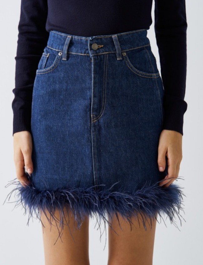 Blue jean κοντή φούστα, με ταμπά διακοσμητικά γαζιά, τετράγωνες τσέπες πίσω, στρογγυλεμένες μπροστινές τσέπες, μπλε πούπουλα στο τελείωμα και κλείσιμο με κουμπί και κρυφό φερμουάρ μπροστά Access