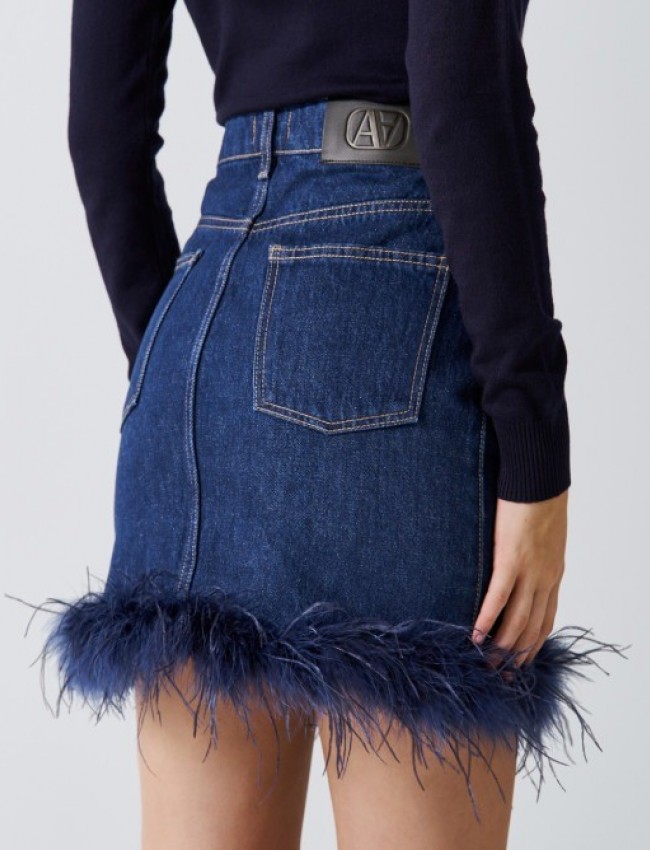 Blue jean κοντή φούστα, με ταμπά διακοσμητικά γαζιά, τετράγωνες τσέπες πίσω, στρογγυλεμένες μπροστινές τσέπες, μπλε πούπουλα στο τελείωμα και κλείσιμο με κουμπί και κρυφό φερμουάρ μπροστά Access