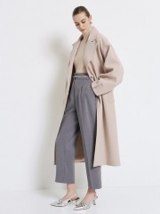 Βανίλια μακρύ παλτό, σε oversize γραμμή, με πέτο γιακά, πλαϊνές τσέπες με πατιλέτες και κλείσιμο με κουμπιά μπροστά Access