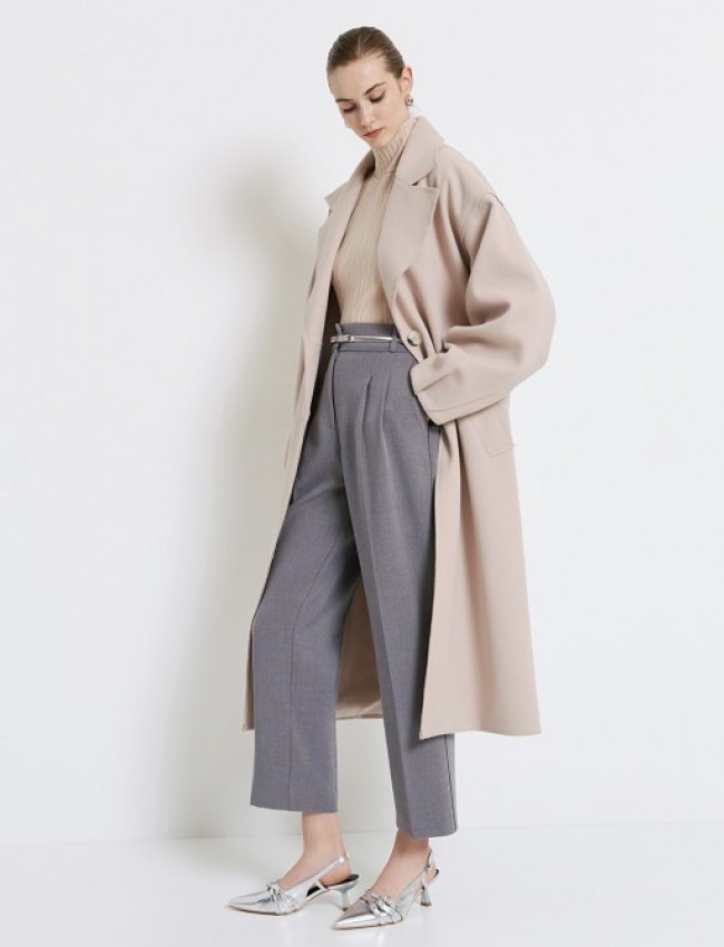 Βανίλια μακρύ παλτό, σε oversize γραμμή, με πέτο γιακά, πλαϊνές τσέπες με πατιλέτες και κλείσιμο με κουμπιά μπροστά Access