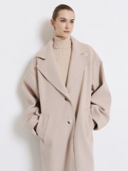 Βανίλια μακρύ παλτό, σε oversize γραμμή, με πέτο γιακά, πλαϊνές τσέπες με πατιλέτες και κλείσιμο με κουμπιά μπροστά Access