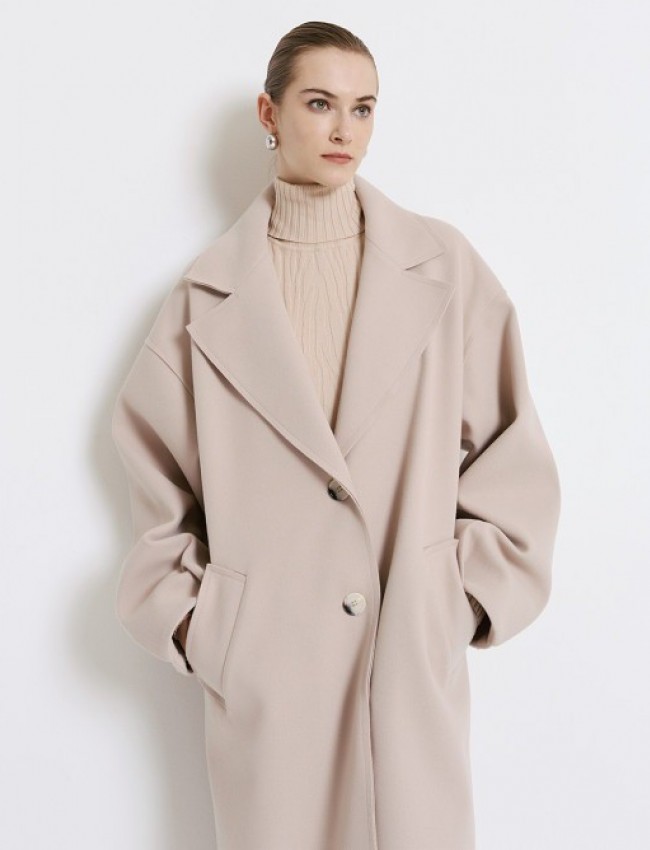 Βανίλια μακρύ παλτό, σε oversize γραμμή, με πέτο γιακά, πλαϊνές τσέπες με πατιλέτες και κλείσιμο με κουμπιά μπροστά Access