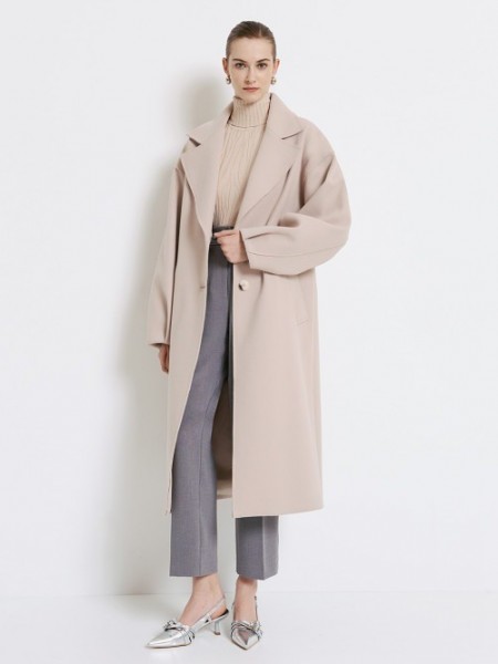Βανίλια μακρύ παλτό, σε oversize γραμμή, με πέτο γιακά, πλαϊνές τσέπες με πατιλέτες και κλείσιμο με κουμπιά μπροστά Access
