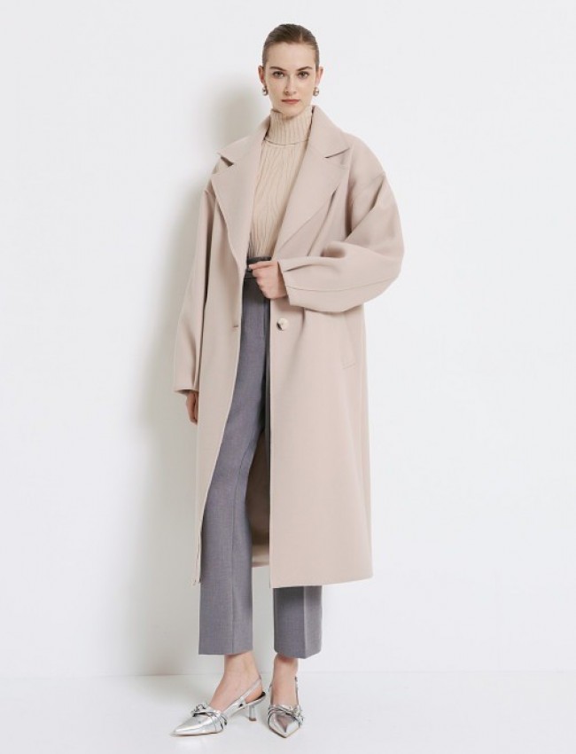 Βανίλια μακρύ παλτό, σε oversize γραμμή, με πέτο γιακά, πλαϊνές τσέπες με πατιλέτες και κλείσιμο με κουμπιά μπροστά Access