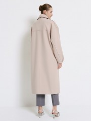 Βανίλια μακρύ παλτό, σε oversize γραμμή, με πέτο γιακά, πλαϊνές τσέπες με πατιλέτες και κλείσιμο με κουμπιά μπροστά Access