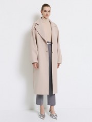 Βανίλια μακρύ παλτό, σε oversize γραμμή, με πέτο γιακά, πλαϊνές τσέπες με πατιλέτες και κλείσιμο με κουμπιά μπροστά Access