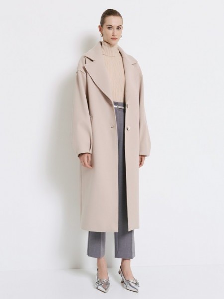 Βανίλια μακρύ παλτό, σε oversize γραμμή, με πέτο γιακά, πλαϊνές τσέπες με πατιλέτες και κλείσιμο με κουμπιά μπροστά Access
