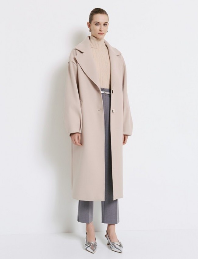 Βανίλια μακρύ παλτό, σε oversize γραμμή, με πέτο γιακά, πλαϊνές τσέπες με πατιλέτες και κλείσιμο με κουμπιά μπροστά Access