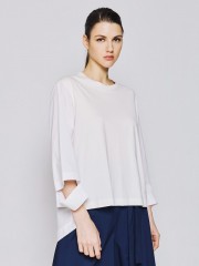 Λευκή μακρυμάνικη oversized μπλούζα με χαμόγελο λαιμόκοψη, συνδυασμό υφασμάτων από ποπλίνα στο πίσω μέρος με διπλή πιέτα, ιδιαίτερο άνοιγμα στις μανσέτες και ασύμμετρο τελείωμα access 