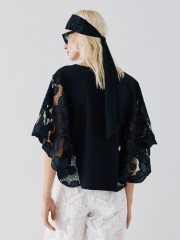 Μαύρη κοντομάνικη oversized μπλούζα, με ανοιχτή χαμόγελο λαιμόκοψη και broderie λεπτομέρειες στα μανίκια Access