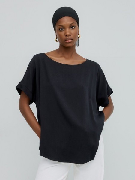 Μαύρη σατέν κοντομάνικη oversized μπλούζα, με ανοιχτή χαμόγελο λαιμόκοψη και στρογγυλεμένες άκρες με μικρή ασσυμετρία Access 