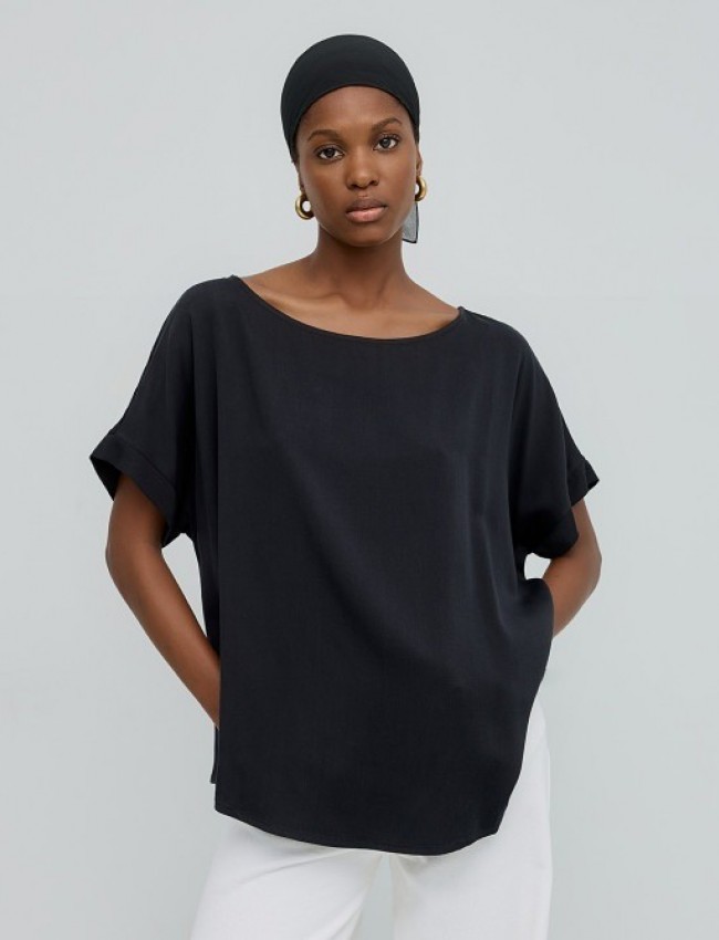 Μαύρη σατέν κοντομάνικη oversized μπλούζα, με ανοιχτή χαμόγελο λαιμόκοψη και στρογγυλεμένες άκρες με μικρή ασσυμετρία Access 