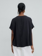 Μαύρη σατέν κοντομάνικη oversized μπλούζα, με ανοιχτή χαμόγελο λαιμόκοψη και στρογγυλεμένες άκρες με μικρή ασσυμετρία Access 