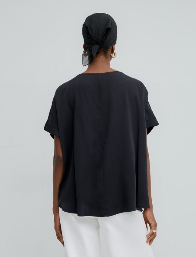 Μαύρη σατέν κοντομάνικη oversized μπλούζα, με ανοιχτή χαμόγελο λαιμόκοψη και στρογγυλεμένες άκρες με μικρή ασσυμετρία Access 