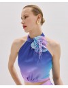 Άκουα  ντεγκραντέ αμάνικο cropped τοπ, με halter λαιμόκοψη, παρτούς ώμους, αποσπώμενη καρφίτσα λουλούδι με πούπουλα και κλείσιμο με φερμουάρ πίσω Access