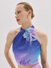 Άκουα  ντεγκραντέ αμάνικο cropped τοπ, με halter λαιμόκοψη, παρτούς ώμους, αποσπώμενη καρφίτσα λουλούδι με πούπουλα και κλείσιμο με φερμουάρ πίσω Access