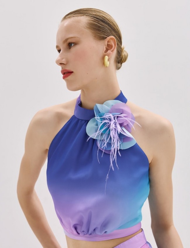 Άκουα  ντεγκραντέ αμάνικο cropped τοπ, με halter λαιμόκοψη, παρτούς ώμους, αποσπώμενη καρφίτσα λουλούδι με πούπουλα και κλείσιμο με φερμουάρ πίσω Access