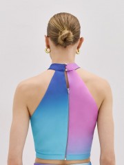 Άκουα  ντεγκραντέ αμάνικο cropped τοπ, με halter λαιμόκοψη, παρτούς ώμους, αποσπώμενη καρφίτσα λουλούδι με πούπουλα και κλείσιμο με φερμουάρ πίσω Access