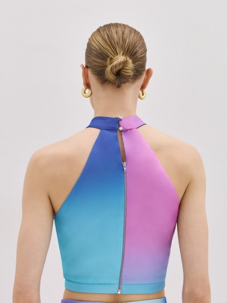 Άκουα  ντεγκραντέ αμάνικο cropped τοπ, με halter λαιμόκοψη, παρτούς ώμους, αποσπώμενη καρφίτσα λουλούδι με πούπουλα και κλείσιμο με φερμουάρ πίσω Access