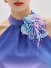 Άκουα  ντεγκραντέ αμάνικο cropped τοπ, με halter λαιμόκοψη, παρτούς ώμους, αποσπώμενη καρφίτσα λουλούδι με πούπουλα και κλείσιμο με φερμουάρ πίσω Access