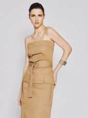 Μπεζ ελαστικό βαμβακερό strapless midi φόρεμα, σε εφαρμοστή γραμμή, με μεγάλες τετράγωνες τσέπες μπροστά, λάστιχο και σκίσιμο πίσω και αποσπώμενη υφασμάτινη ζώνη Access