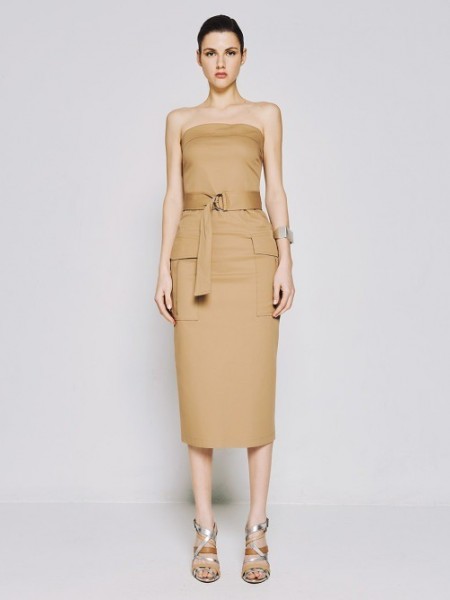 Μπεζ ελαστικό βαμβακερό strapless midi φόρεμα, σε εφαρμοστή γραμμή, με μεγάλες τετράγωνες τσέπες μπροστά, λάστιχο και σκίσιμο πίσω και αποσπώμενη υφασμάτινη ζώνη Access