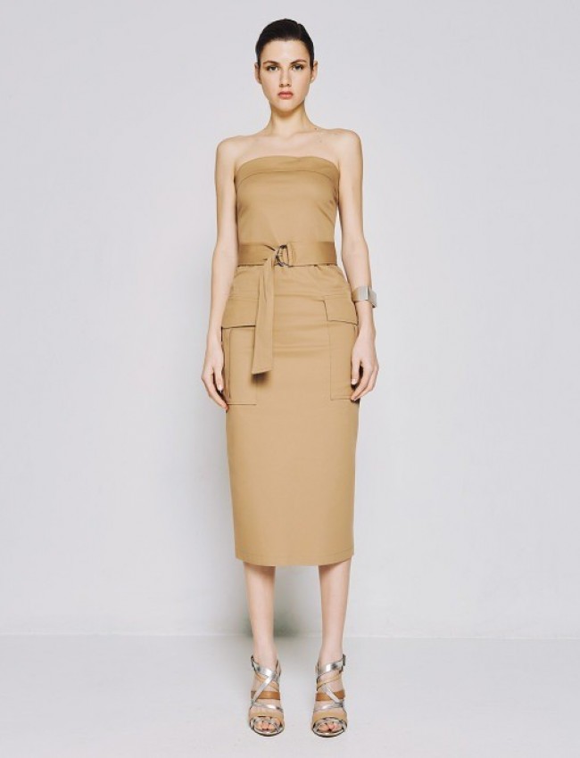 Μπεζ ελαστικό βαμβακερό strapless midi φόρεμα, σε εφαρμοστή γραμμή, με μεγάλες τετράγωνες τσέπες μπροστά, λάστιχο και σκίσιμο πίσω και αποσπώμενη υφασμάτινη ζώνη Access