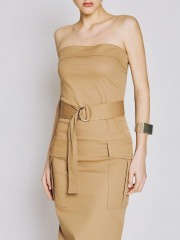 Μπεζ ελαστικό βαμβακερό strapless midi φόρεμα, σε εφαρμοστή γραμμή, με μεγάλες τετράγωνες τσέπες μπροστά, λάστιχο και σκίσιμο πίσω και αποσπώμενη υφασμάτινη ζώνη Access